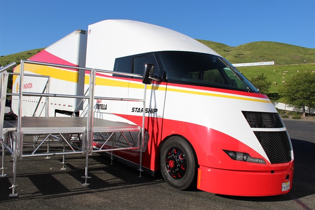 The Starship is a highly aerodynamic demonstration truck developed by Shell and Airflow  to test how existing technologies and innovative design can improve trucking efficiency. Photos: Jim Beach